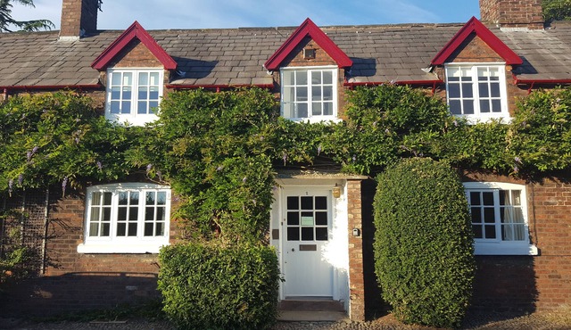 Virginia Cottage by Tatton Stays - Pet Friendly