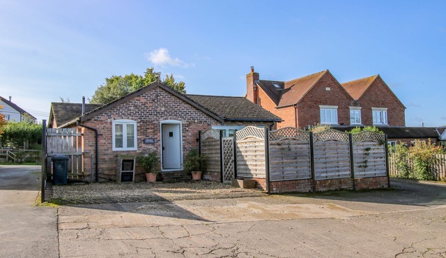 VIRGINIA COTTAGE, pet friendly, with open fire in Acton Burnell