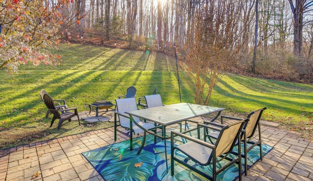 Virginia Escape w/Patio & Fire Pit, Near Hiking!