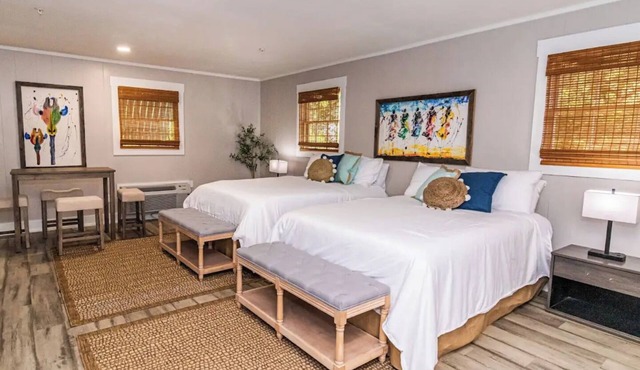 VIRUNGA, a Cozy Stay for Four in the Lodge of Karoo at Smith Mountain Lake