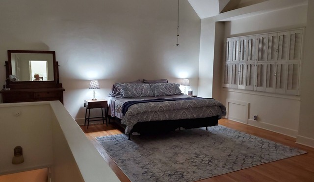 "Viscaya" Historic townhome near beaches and attractions in French Village,