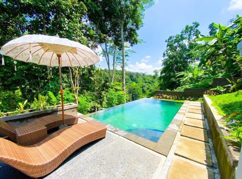 Vishnu Villa - Ubud Jungle Retreat with shared pool