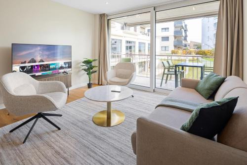Visionary Hospitality Embrach, Zürich - Premium Apartments with Free Parking, Washer, Kitchen, Rooftop Terrace, Lounge, Bus Stop, Train Station, 15' Airport