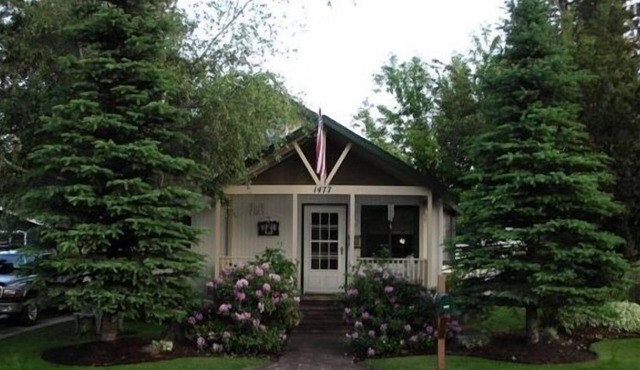 Visit Bend! Cozy, Pet Friendly, Secluded Yard!