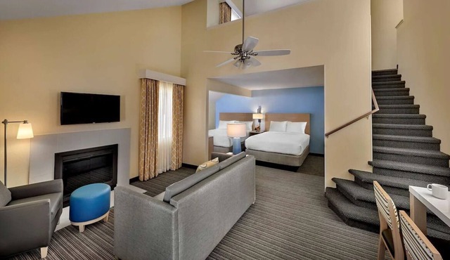 Visit Chesterfield! 3 Spacious Suites with Full Kitchen! Pool & Sports Court!