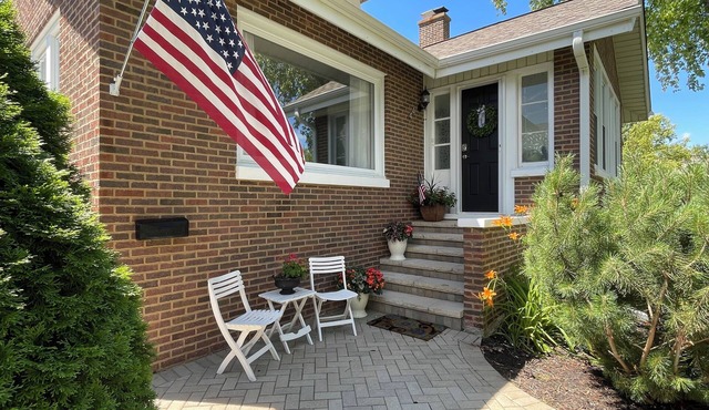 Visit Chicago stay in quiet suburb. Tranquil 2-bedroom house in Lombard.