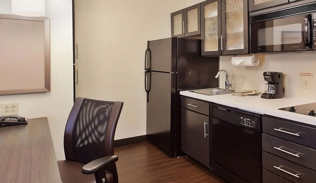 Visit the Lakeshore Park! Private Kitchen & FREE Parking! Pets Allowed, Gazebo!