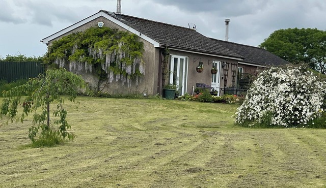 Visit Wales 4 Star, rural bungalow - Sauna, jacuzzi, play area and Free Wi-fi