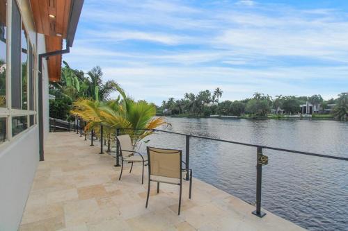 Vista Azul Lake Front Home with Hot Tub and Swim Spa, Fishing Dock, Gym, Game Room with Darts, Ping Pong, A Pool Table and more!