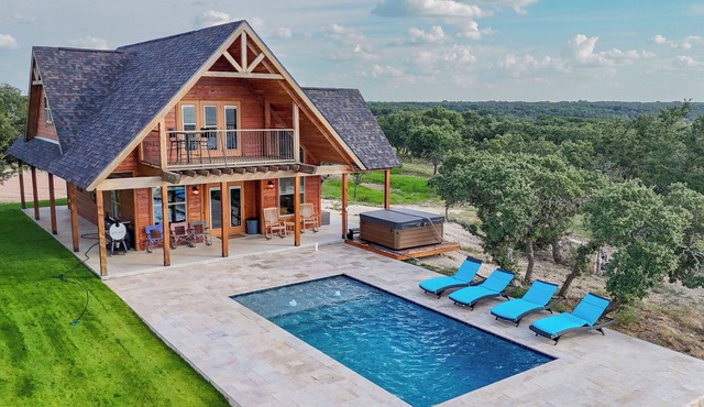 Vista Cottage on Exquisite Hill Country Ranch-Giraffes, Rhino & Zebra encounters