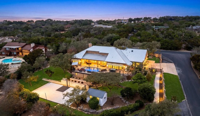 Vista Estate: Luxurious Heatable Pool, Basketball Court, and City Views