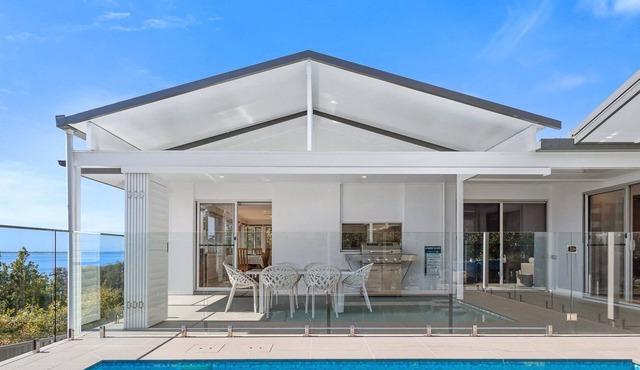 Vista Port Stephens - Luxurious Coastal Retreat with Heated Pool.
