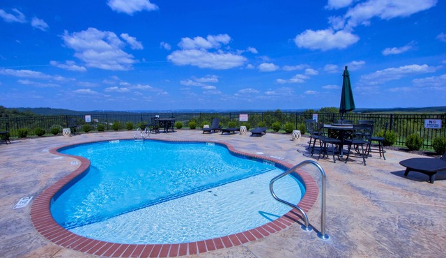 Vista - Sleeps 6-10 4 Bedroom Villa by RedAwning