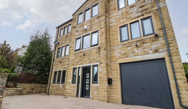 VISTA TASSO, pet friendly, with hot tub in Meltham