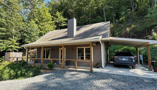 Vista views of the Smoky Mountains and close to Bryson City!