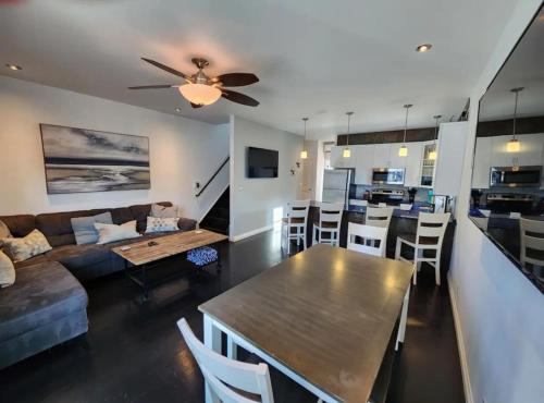 Vista Villa - 3 Bedrooms with Roof Top Deck!