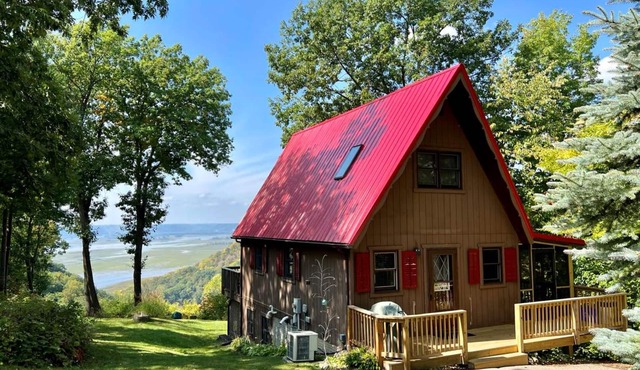 Vistaview Chalet! Gorgeous Mississippi River view with year-round HOT TUB!