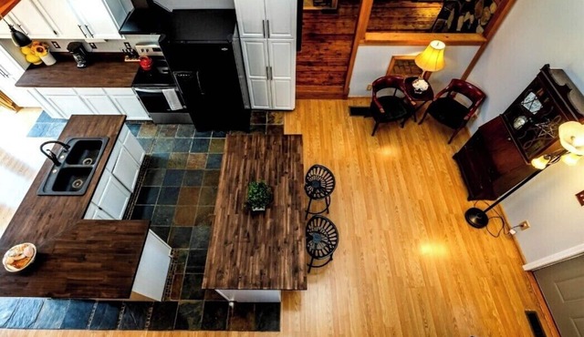 Visually stunning 3bedroom Modernized Country home with a Loft, Hot tub and Pool