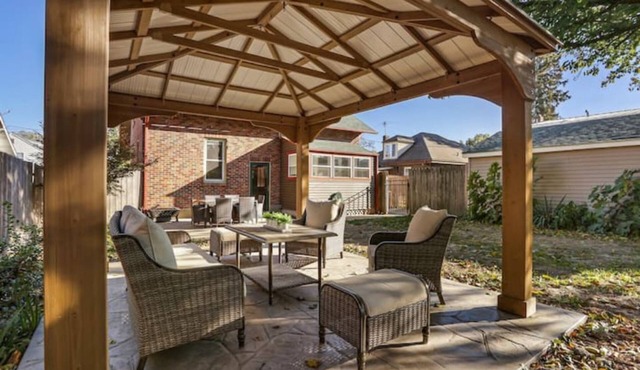 Vitality Retreat - 1 block from DT/riverfront/shops/bars