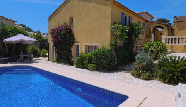 Vitapasibla - Beachfront villa with pool
