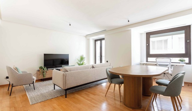 Viva la esencia de Madrid desde este luminoso apartamento de 90 m² en el corazón de Chamartín, situado en el emblemático Paseo de la Castellana 118. Su ubicación es inmejorable