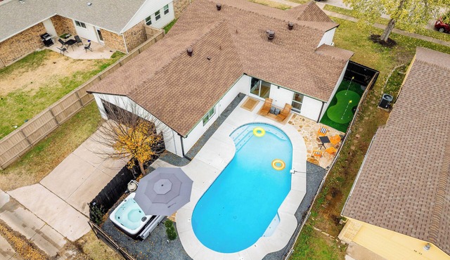 Viva Las Stay/Pool + Hot Tub + Putting Green