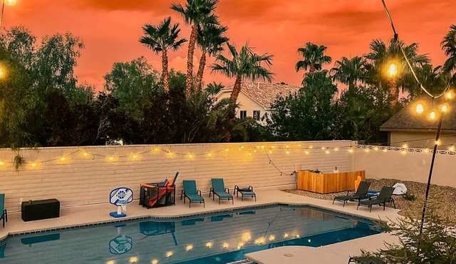 Vivacious Vegas Oasis! Pool/Spa, Karaoke + More!
