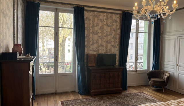 Vivaldi Suite, 2 bedrooms, balcony overlooking Squ