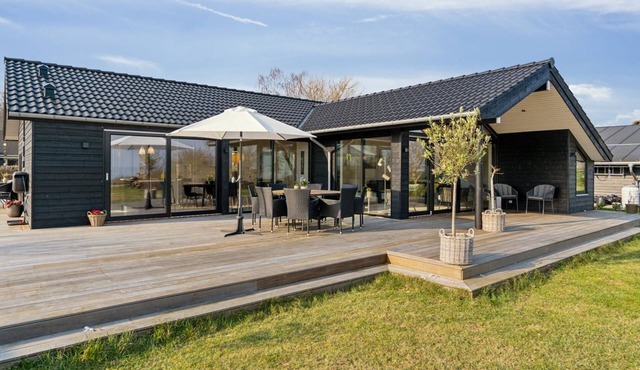 "Viveke" - 10m from the sea by Interhome