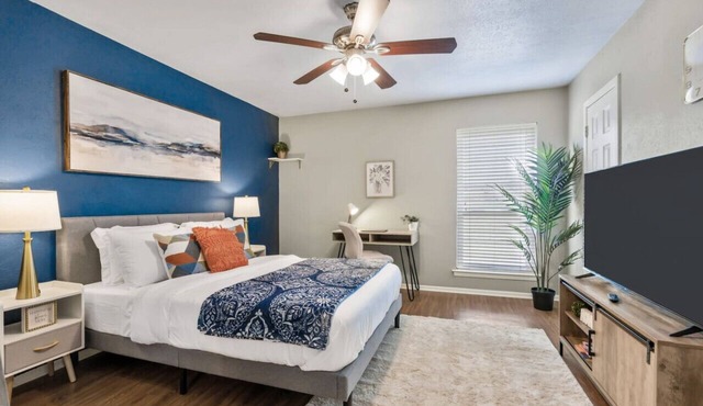 Vivid 1BD: TCU Walkable, Inspiring & Restful!