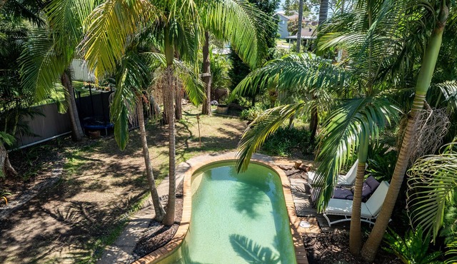 Vivid Sanctuary by Lake Beach, heated Pool EV Charger Fireplace 1hr from sydney