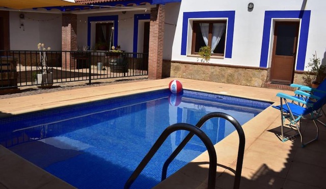 Vivienda con piscina, gimnasio y cocina campera