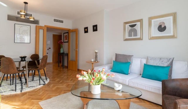 Vivienda con zona de trabajo, piscina y parking