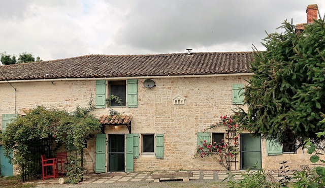 Vocation Home FR Stone Cottage centre of Poitou-Charentes, La Rochelle & Cognac