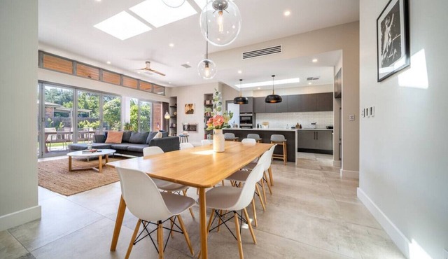 Vogue on Victoria—A Lofty Contemporary Home