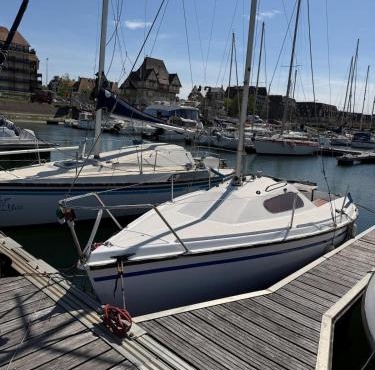 Voilier cosy au port de Deauville Vue sur marina