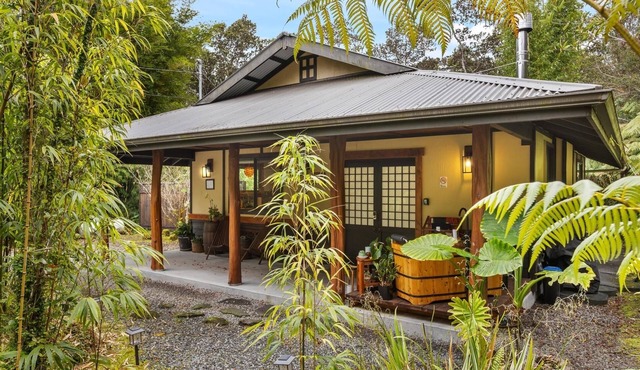 Volcano Tea House Cottage - Spa Bath, Hot Tub, and Fireplace with Japanese Decor