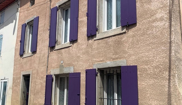 Volets violets à Ventenac - Canal du Midi central village house