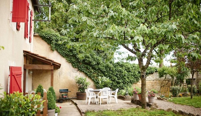 Volnay: House with garden surrounded by vineyards - Volnay