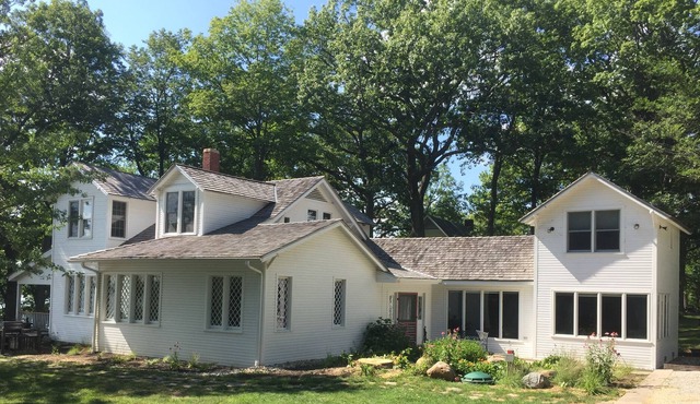 Vonnegut House Sleeps 16 Summer/ 6 Winter - East Shore Lake Maxinkuckee Academy