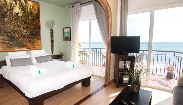 VORAMAR LOFT BY BLAUSITGES Stunning sea views from this beach front studio