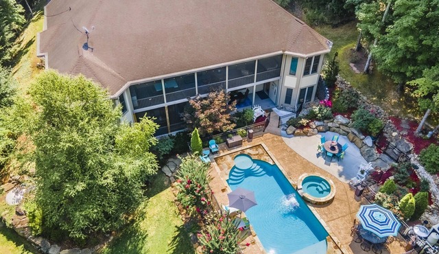 Voted Best Family Stay in the Smokys 2023 and 2024 private pool, 55” tvs