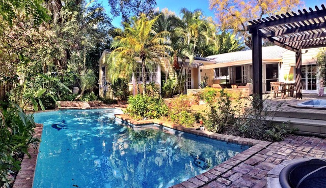 VOTED BEST FORT LAUDERDALE LOCATION! WALK TO SHOPS, RESTURAUNTS, & BEACH.