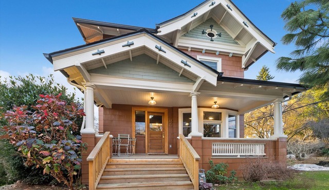 Voted best neighborhood, designer house, hot tub, steps from Mississippi Ave