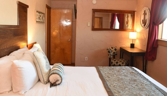 Voyager - 1 Bedroom Suite with 1 King and 1 Queen Bed at Wanderlust Inn, Pet Friendly