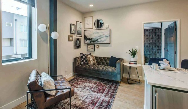 Vrain - New 2-Bedroom Apt w/Workspace