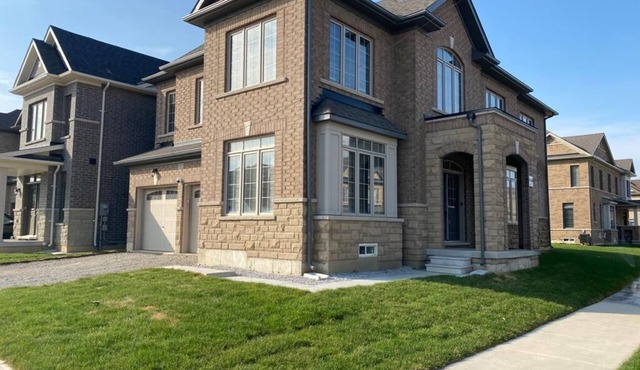 VRBO 6 Queen Beds in 6 Bedrooms with 3 Bedrooms Having Attached Bath