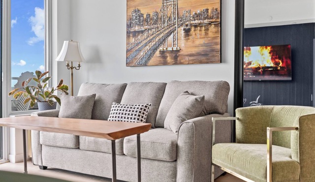 VRBO HUGE KING BED , PRIVATE BALCONY, LAKE VIEWS, next 2 GO & Pickering Casino