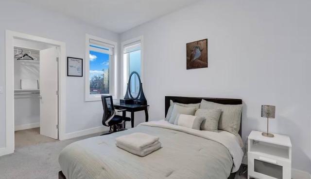 Vu 3 bdrm modern townhome w/AC, 5 minutes to DT