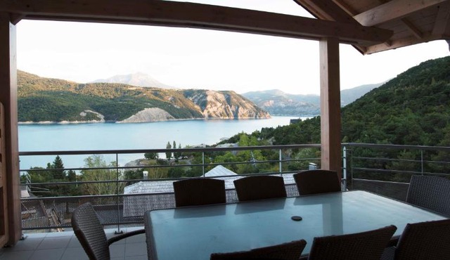 Vue imprenable sur Lac de Serre-Ponçon à Chorges : appt prestige 8 pers